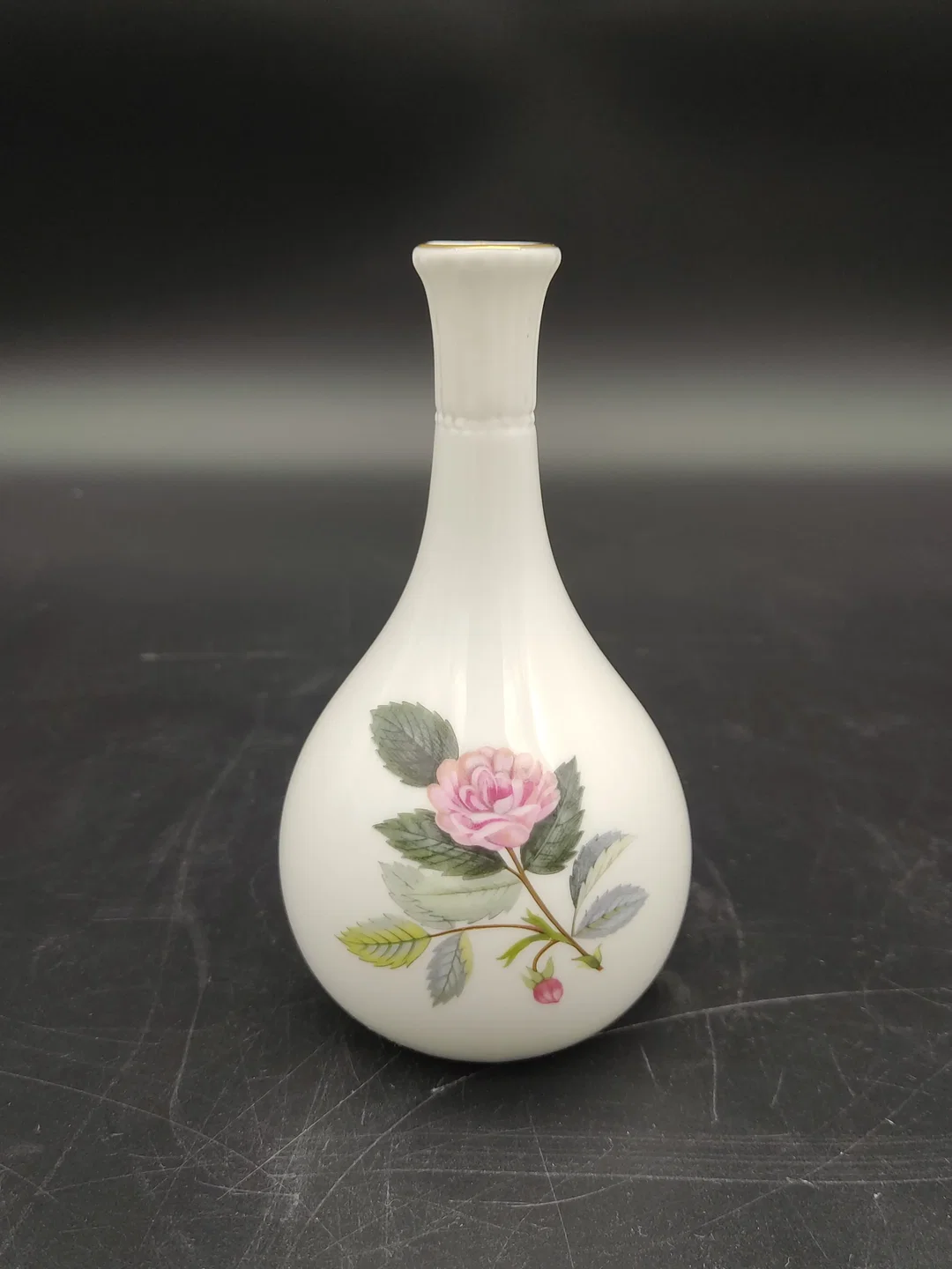 Kleine Blumenvase der Marke Wedgwood "Hathaway Rose" / Made in England  - H 13,5 cm – Bild 3