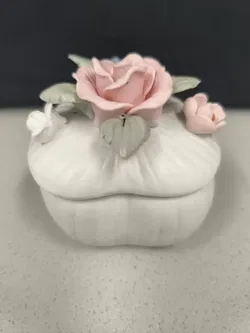 kleine Zierdose mit Rose, Herzform - Bild 3