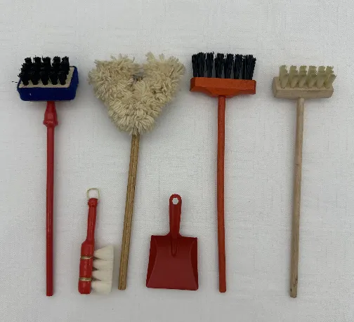 Vintage Miniatur- Besenständer für Puppenstuben – Bild 4