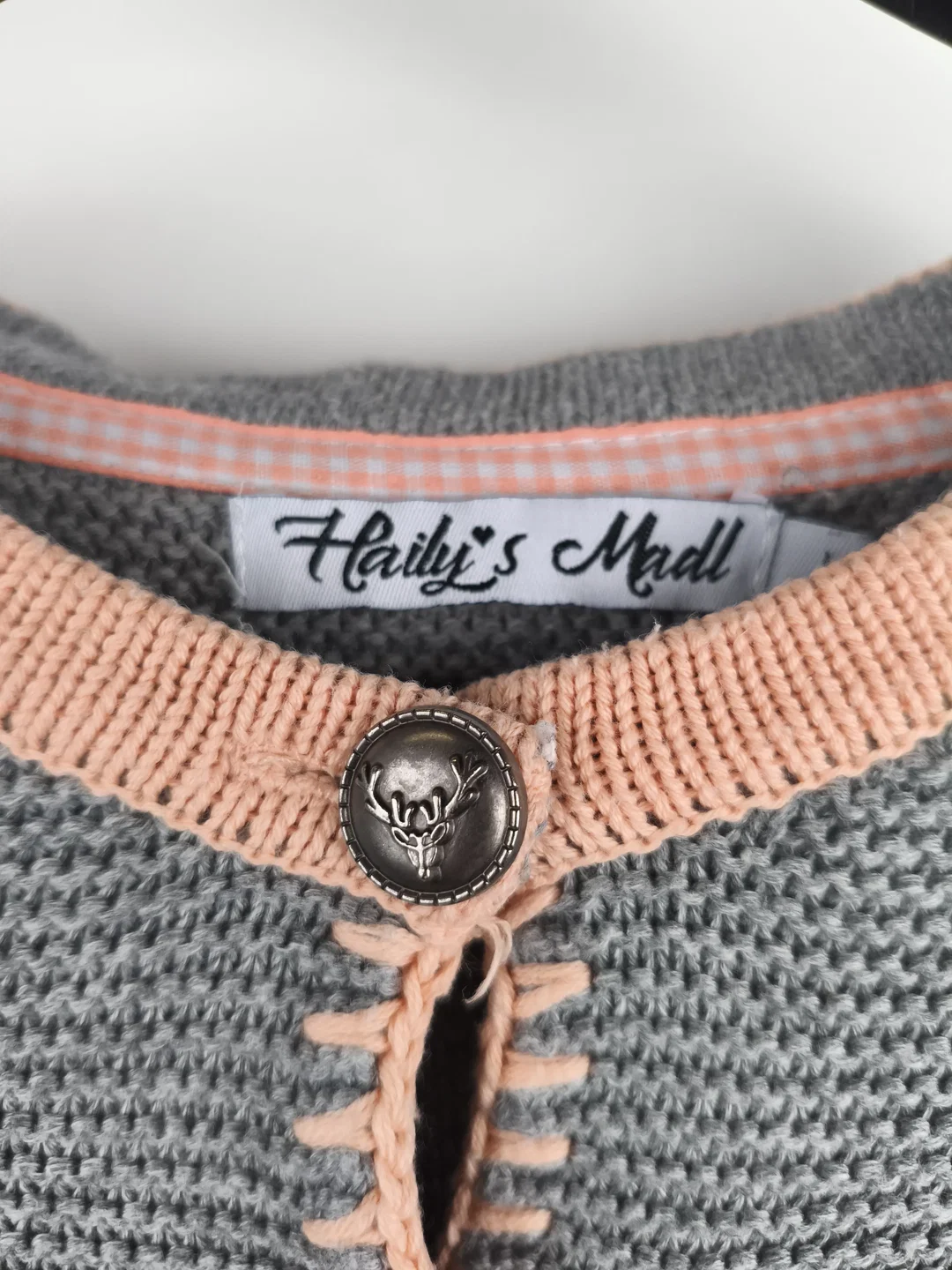 Haily's Madl, Strickweste, Gr. M. etikettiert, klein geschnitten wie S. – Bild 2