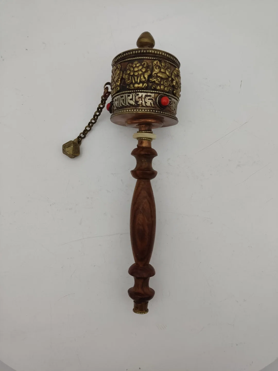 Tibetanische Gebetsmühle, handarbeit aus Messing, Kupfer und Holz, 21 cm lang - Bild 3