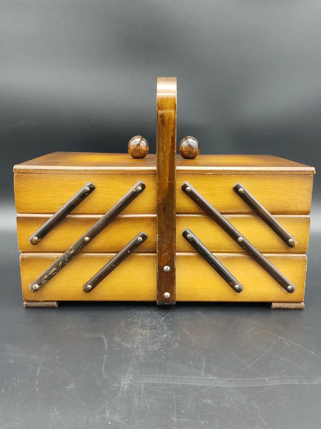 Vintage-Nähkästchen aus dunklem Holz  - Bild 4