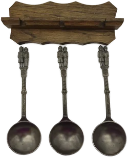 Zinn-Hochzeitslöffel 3er-Set mit Holzhalterung | Ein Brautpaar am Griffende - Bild 2