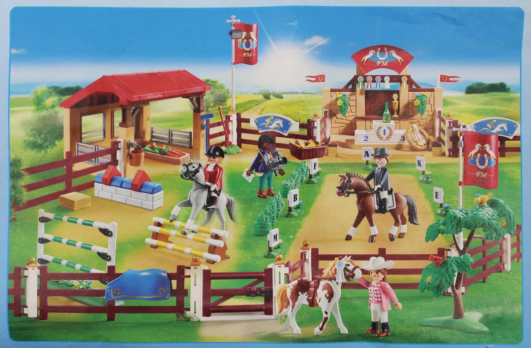 Playmobil Nr. 70337 – Pferdekoppel / Reitturnier mit viel Zubehör - Bild 4