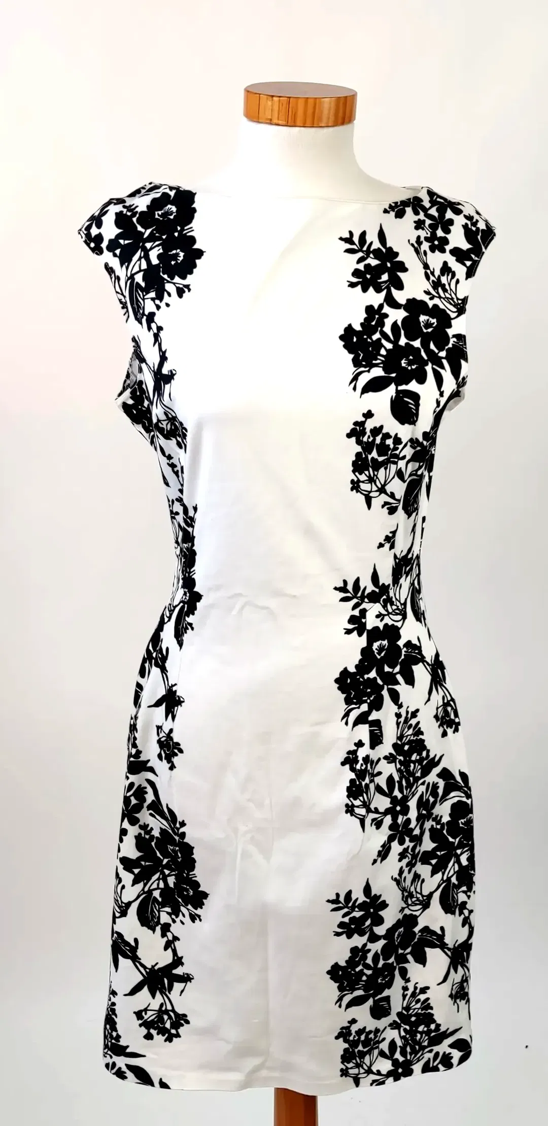 Damenkleid weiß mit schwarzen Blumen - Gr. 38  - Bild 1