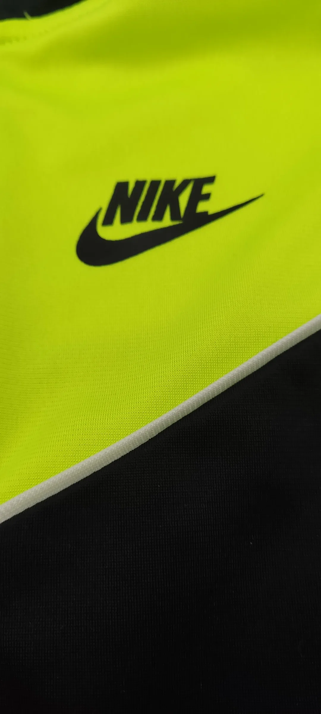 Nike Kinder Trainingsjacke schwarz/gelb Gr. 4-5 Jahre – Bild 3