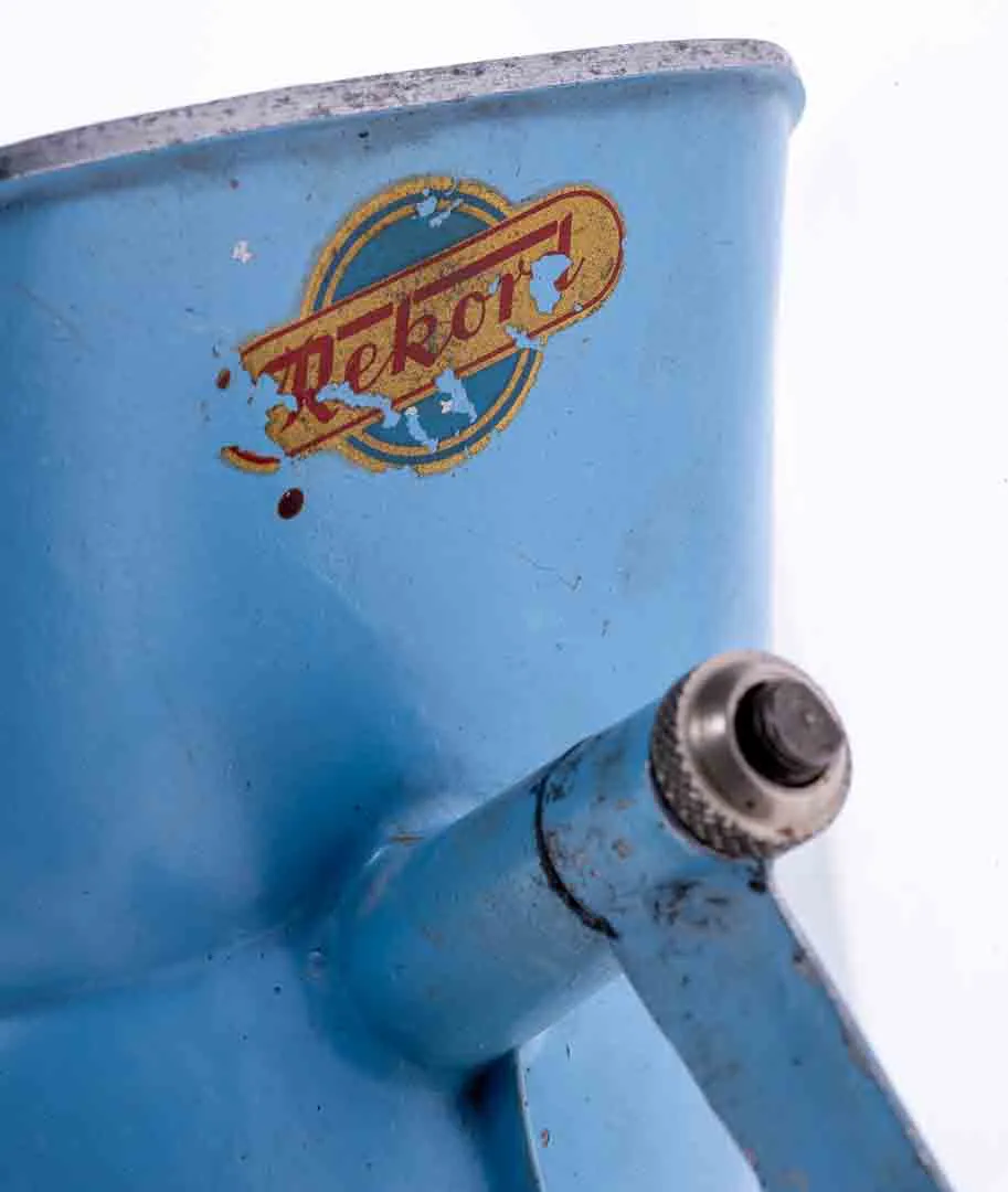 REKORD Vintage Tischmühle mit Handkurbel in hellblau, Höhe 34cm – Bild 4