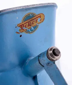 REKORD Vintage Tischmühle mit Handkurbel in hellblau, Höhe 34cm - Bild 4