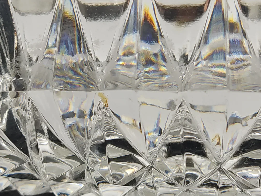 Alte Glasschüssel mit Metallrand – Bild 5