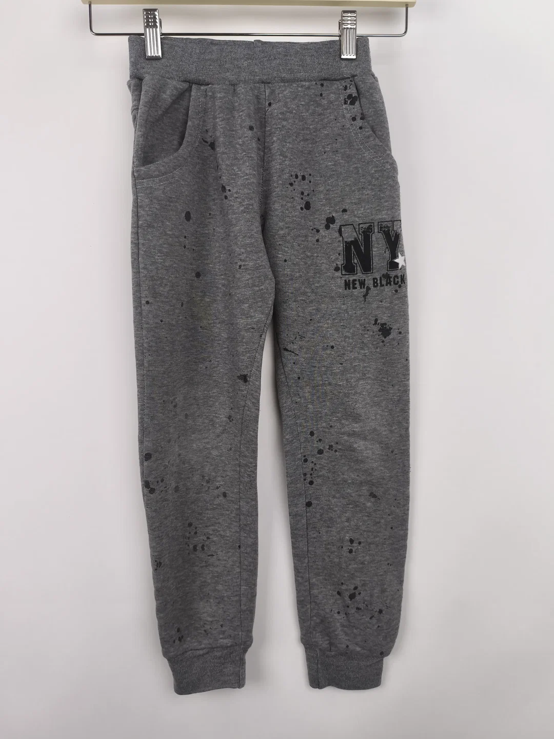 Jogginghose, grau meliert mit Farbspritzern und Print, Gr. 128 – Bild 1