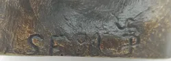 Massive Bronze-Skulptur „Der Denker“ – signiert & punziert – abstrakte Kunstfigur mit grünem Filz - Bild 5