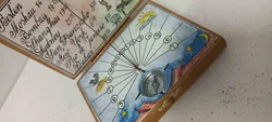 Taschensonnenuhr im Holzkästchen mit Kompass – 9 × 7,2 cm - Bild 3