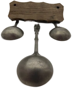 Zinn-Hochzeitslöffel 3er-Set mit Holzhalterung | Ein Brautpaar am Griffende - Bild 4