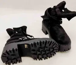 Schwarze Stiefel aus süßem Holz mit Trägern und kerbiger Sohle im Rock-Stil - Bild 3