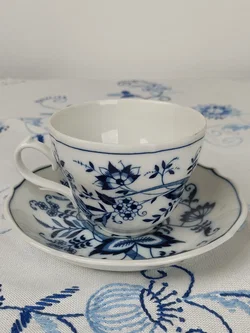 Blue Danube Untertasse und Bavaria Kaffetasse, mit Zwiebelmuster  | Zeitloser Porzellan-Schatz - Bild 2