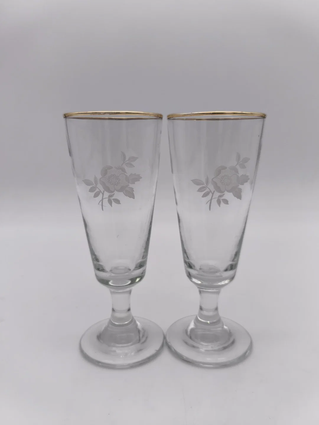 2 Stk. Vintage-Sektflöten/Champagnergläser, Goldrand, geätztem Rosendekor, 1960er/1970er  – Bild 1