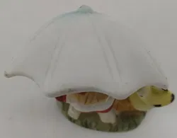 Mädchen mit Schirm und Vogel im Stil einer Hummel Figur  - Bild 4