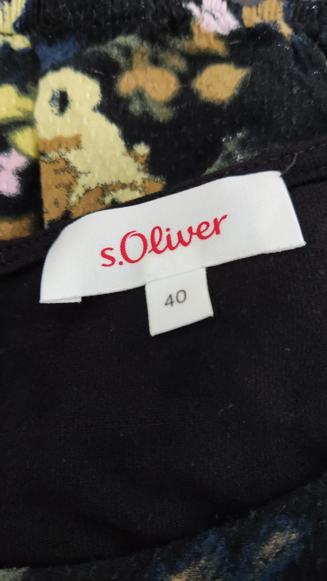 s.Oliver Damen Langarmshirt - schwarz mit gelben Blumenmuster - Gr. 40 – Bild 4