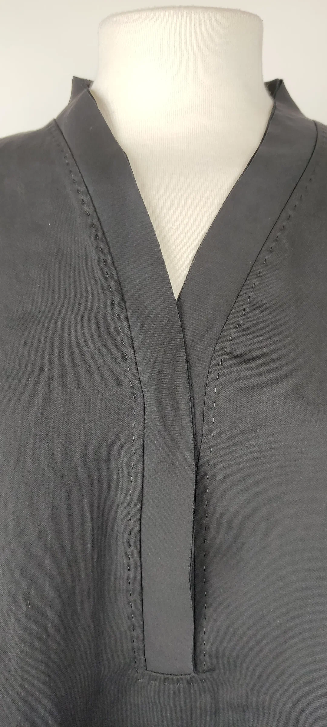 Marc Cain Bluse V-Ausschnitt Unifarben | Wie Neu – Bild 5