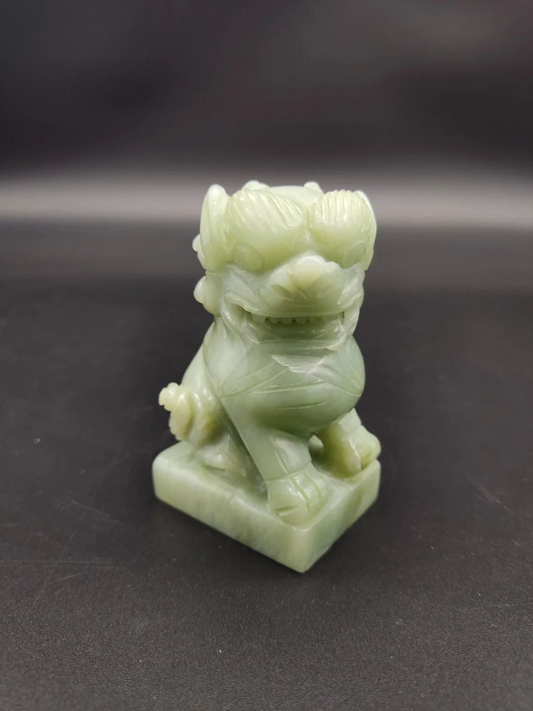 Chinesische Wächterlöwen-Figur aus Jade – Bild 4