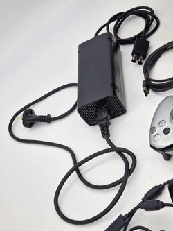 Microsoft Xbox 360 S Set - Xbox 360 Slim Konsole mit 3 Controllern, Chatpad und Zubehör - Bild 10