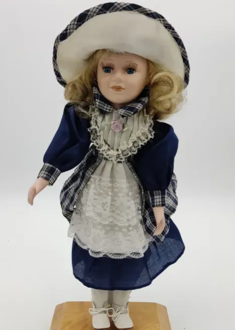 Hübsche Porzellanpuppe mit Hut  - Bild 1