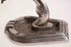 Messing-Aschenbecher Flugzeug/Diesel-Motiv „The Brave“. - Bild 2