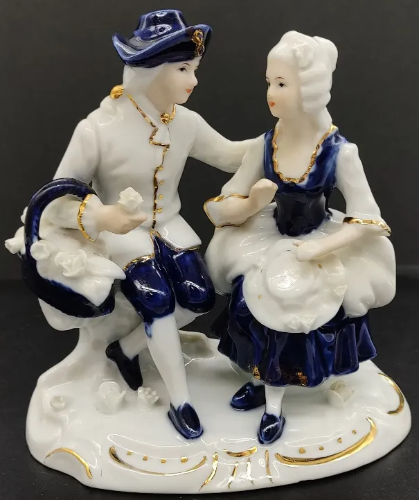 CDC Porzellan/Keramikfigur sitzendes romantisches Paar weiß/blau mit Goldverzierung – Bild 5