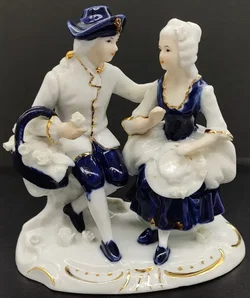 CDC Porzellan/Keramikfigur sitzendes romantisches Paar weiß/blau mit Goldverzierung – Vorschau 5