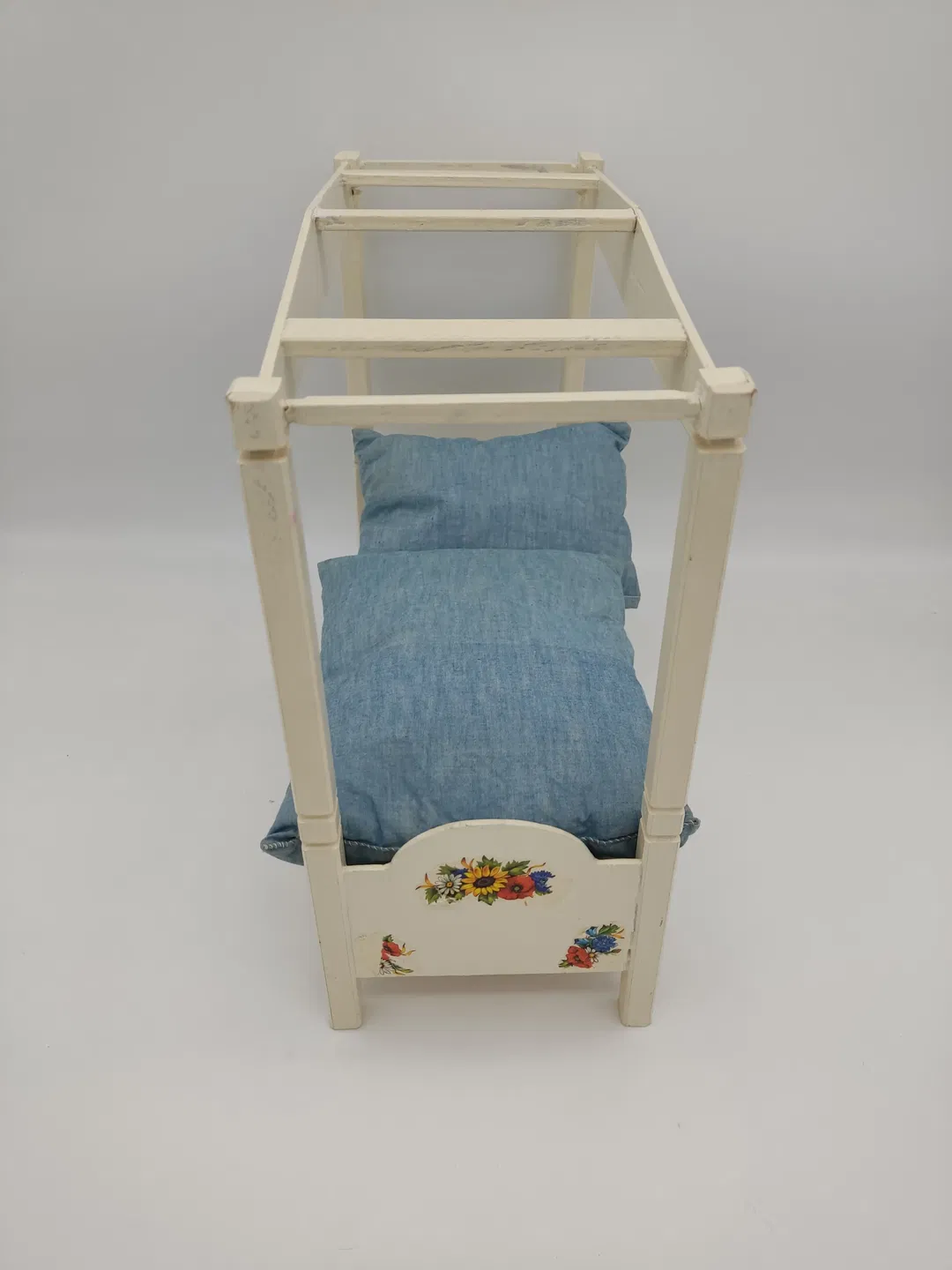 Mid Century Puppenbett aus Holz mit Bettzeug - Bild 1