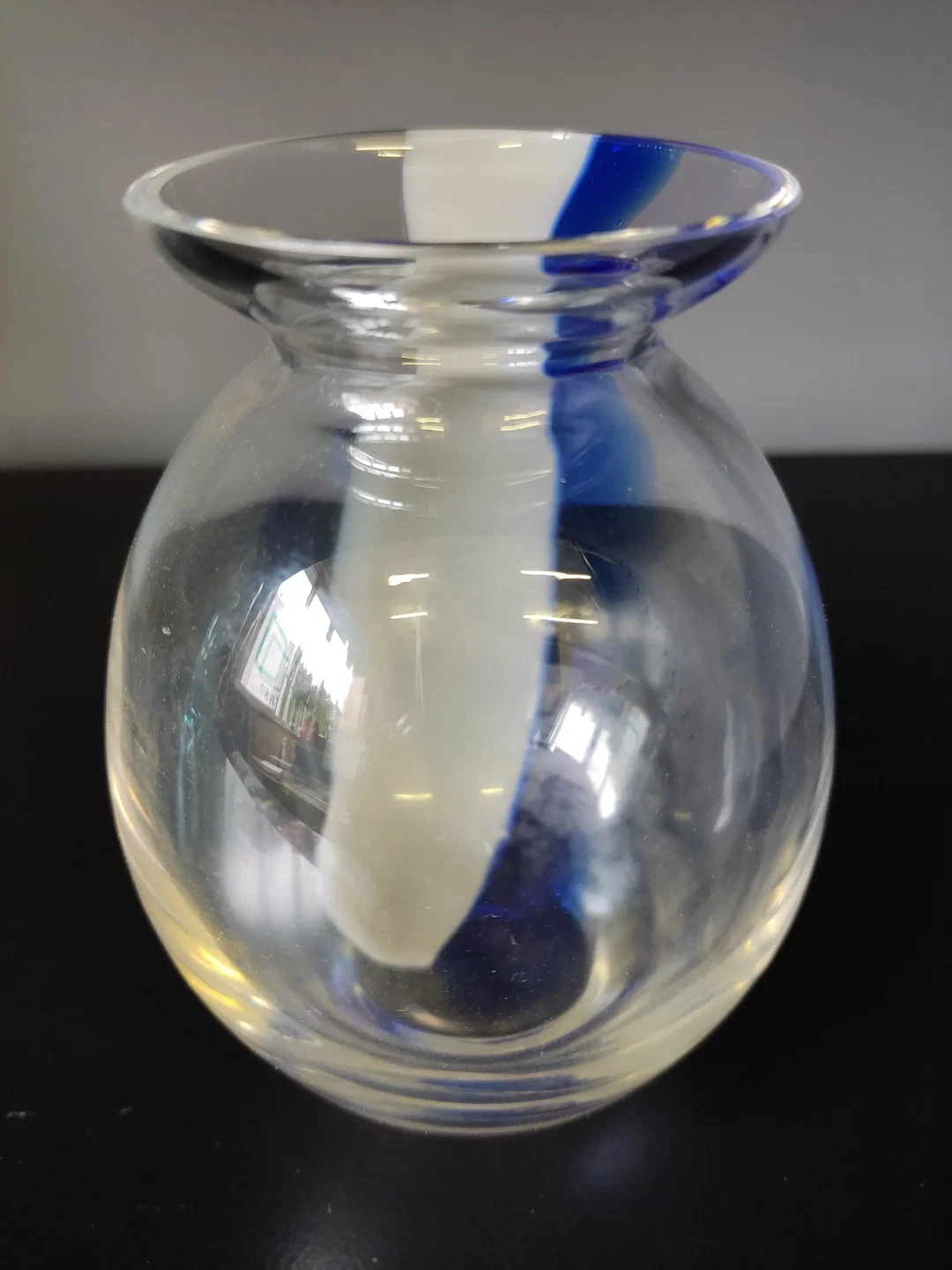 Mundgeblasene Kugelvase mit blauen und grauen Farb-Akzenten, hochwertiges Handwerk, Höhe 12cm – Bild 2