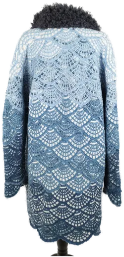 Handgestrickter Mantel mit flauschig gestrickten Kragen  - Bild 3