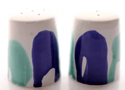 Gmundner Keramik Wasserfall – 2er Set Salz & Pfeffer Streuer im Korb – ca. 10 cm hoch - Bild 2