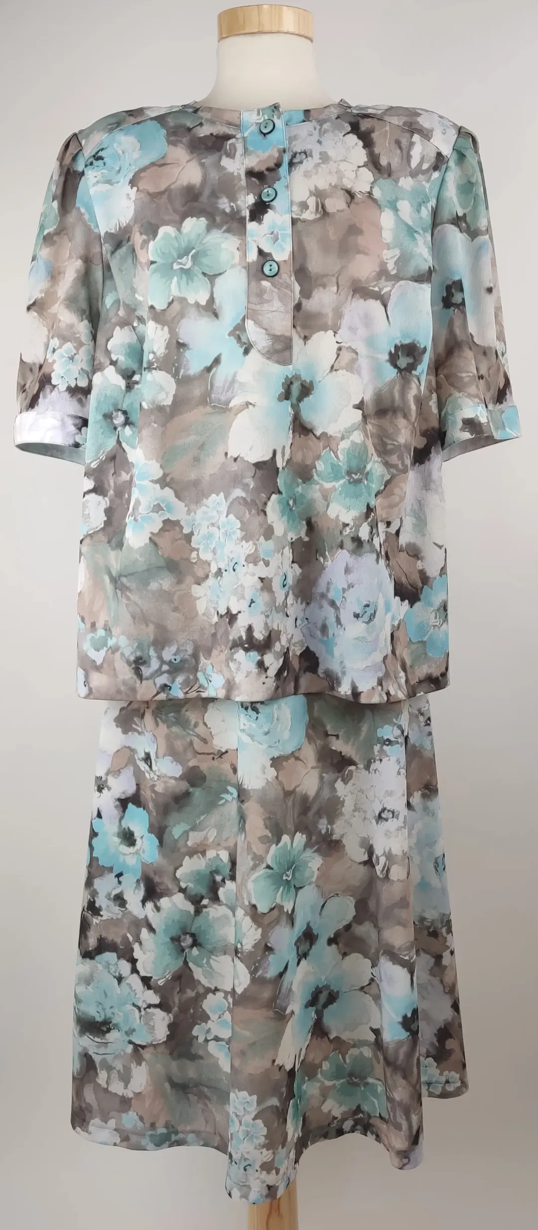 Zweiteiler kurzarm mit Rundhalsausschnitt und Knopfleiste, weiß/türkis/grau gemustert, Größe 46 - Bild 1