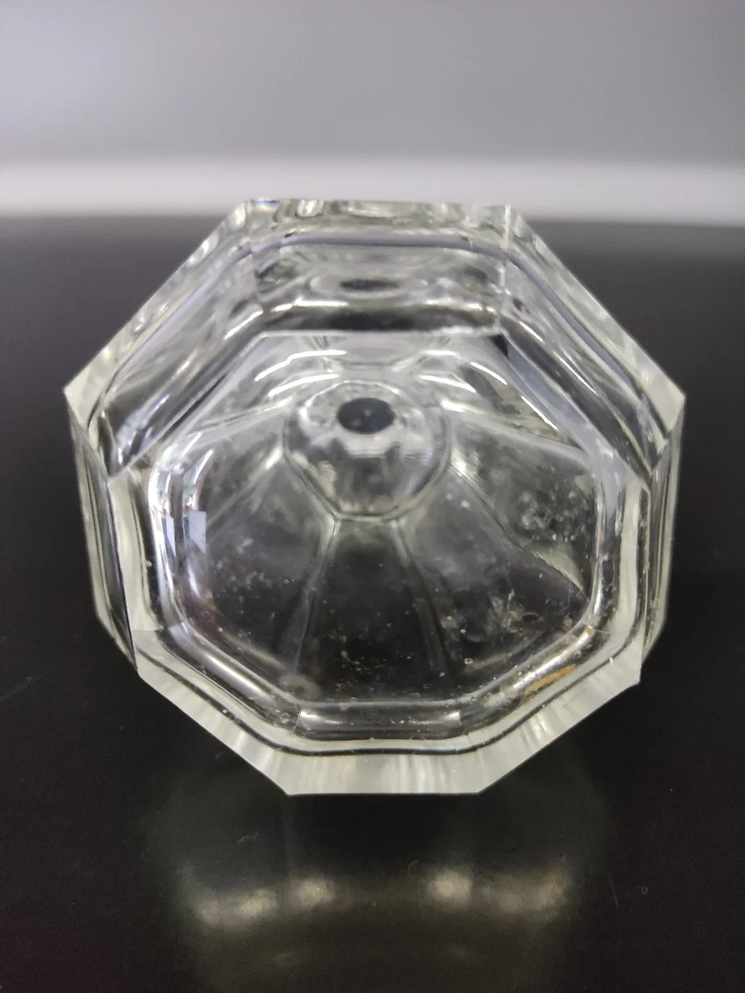 Kleiner Vintage Flakon, facettiertes Glas mit Glasstöpsel – Bild 5
