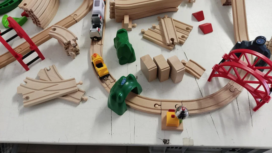 Brio Holzspielzeug/Eisenbahn Konvolut mit Holzkiste – Bild 11