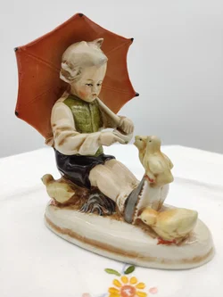 Deutsche Porzellanfigur Junge mit Regenschirm und Enten | Hummel-Stil