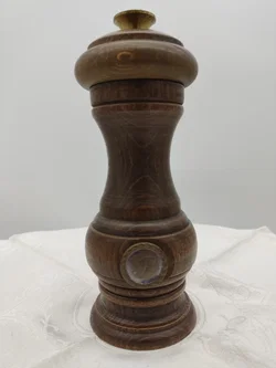 Zassenhaus Holz-Pfeffermühlen, Metall-Emblem | Küchen-Erbstück mit Patina - Bild 2