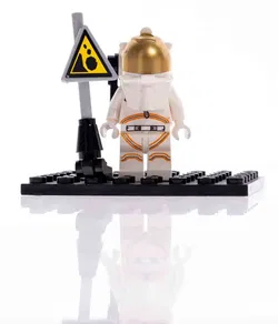 LEGO Minifigur Astronaut mit goldfarbenem Helm & Warnschild, Space City - Bild 3