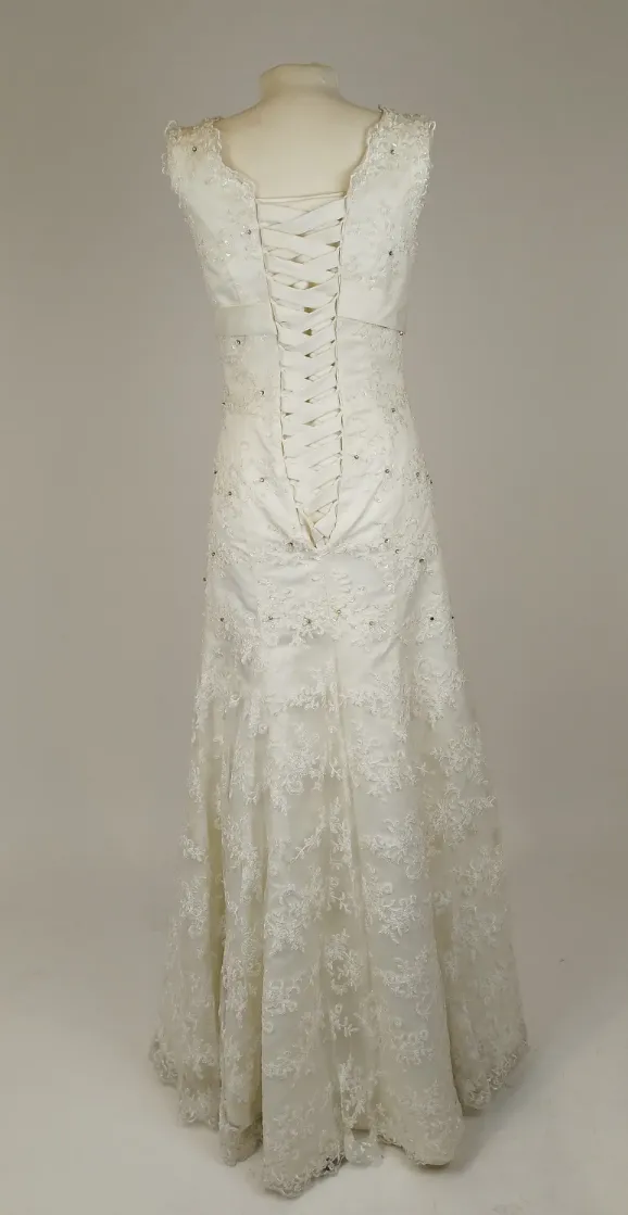 Modernes Brautkleid mit Steinchen - Maße angegeben – Bild 4