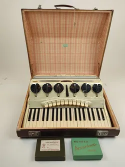 Akkordeon von SCANDALLI BREVETTO mit Sax-Klappen perlmutt inkl. Tragekoffer & 2 Mikrofone - Bild 2