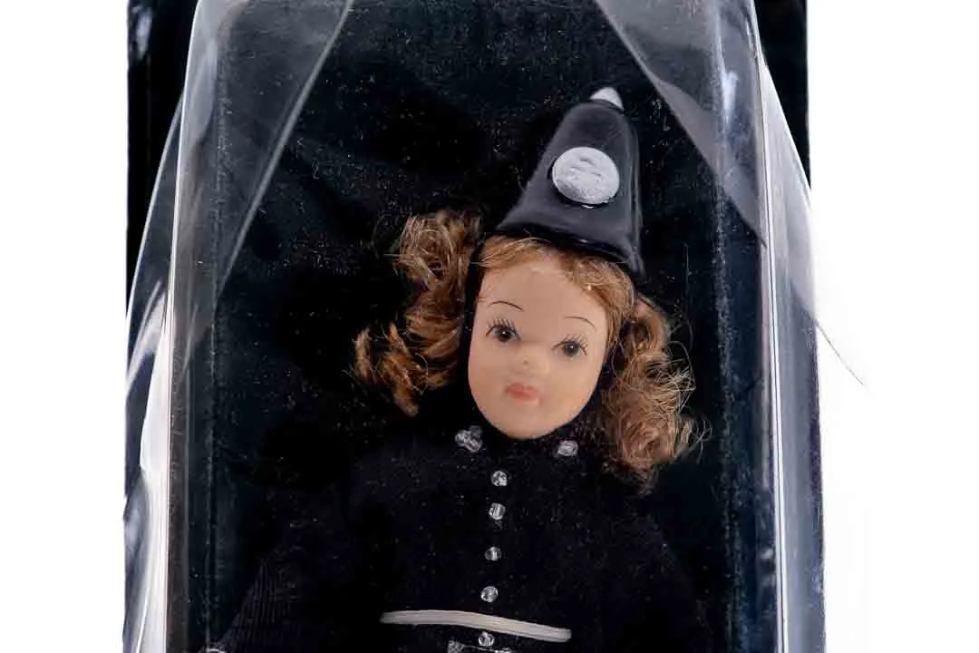  DE AGOSTINI Sammlerpuppe / Porzellanpuppe, Höhe 15cm – Bild 2