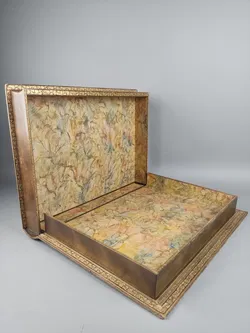 Großer Büchertresor / Kartonbox in Buchoptik  - Bild 3