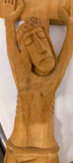 Modernes Kruzifix aus massivem Holz – Handgeschnitzte Sakralkunst – Vorschau 2