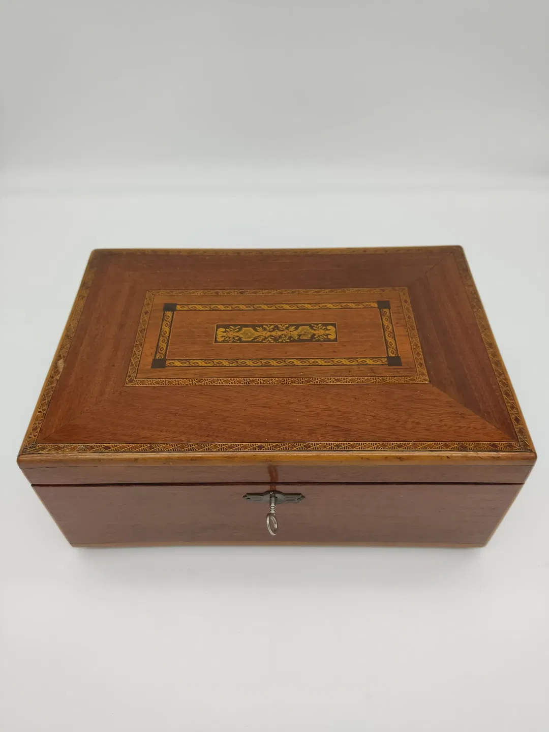 Große Holzschatulle mit Einlegearbeit - Bild 4