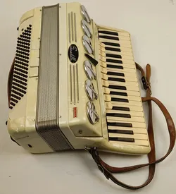 Akkordeon von SCANDALLI BREVETTO mit Sax-Klappen perlmutt inkl. Tragekoffer & 2 Mikrofone - Bild 4