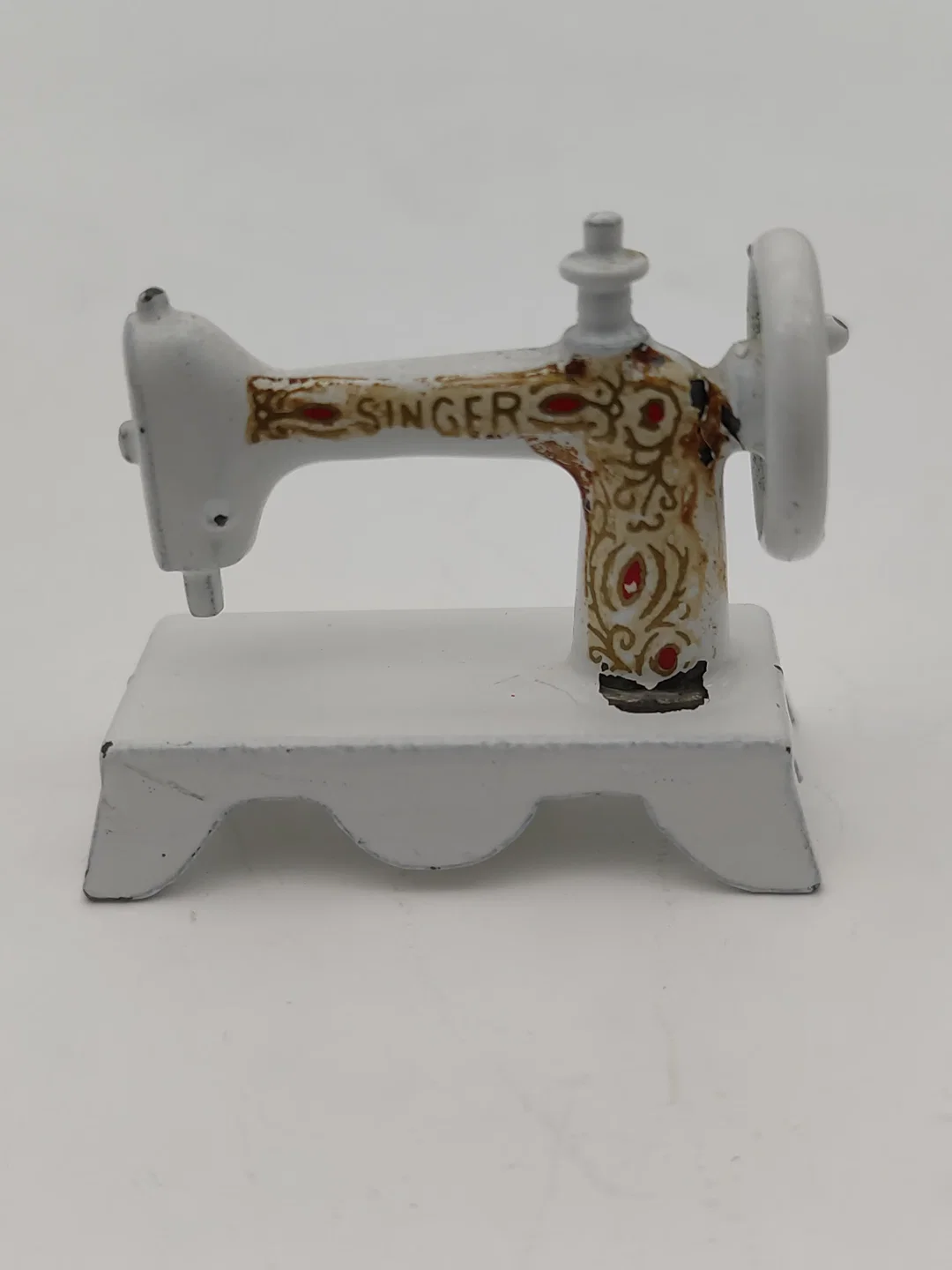 Puppenhaus Zubehör: Miniatur Metall Singer Nähmaschine | Sammlerstück mit Charakterspur - Bild 4