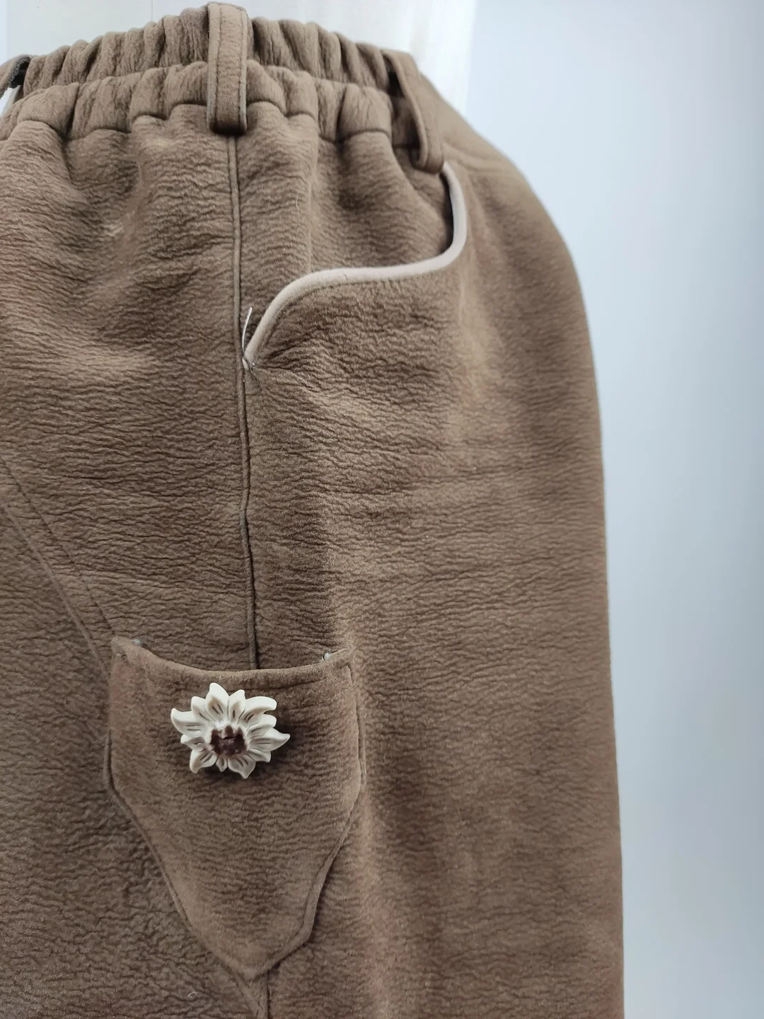 Kinder Trachtenhose "Lederhosenstyle", dreiviertellang mit Gummizugbund, braun mit Knöpfen, Größe 128 – Bild 4