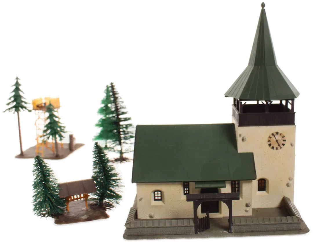Konvolut Modellbahn-Dekoration – Kirche, Bahnübergänge, Hochstand, Bäume - Bild 4