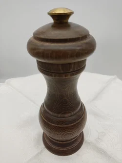 Zassenhaus Holz-Pfeffermühlen, Metall-Emblem | Küchen-Erbstück mit Patina - Bild 3